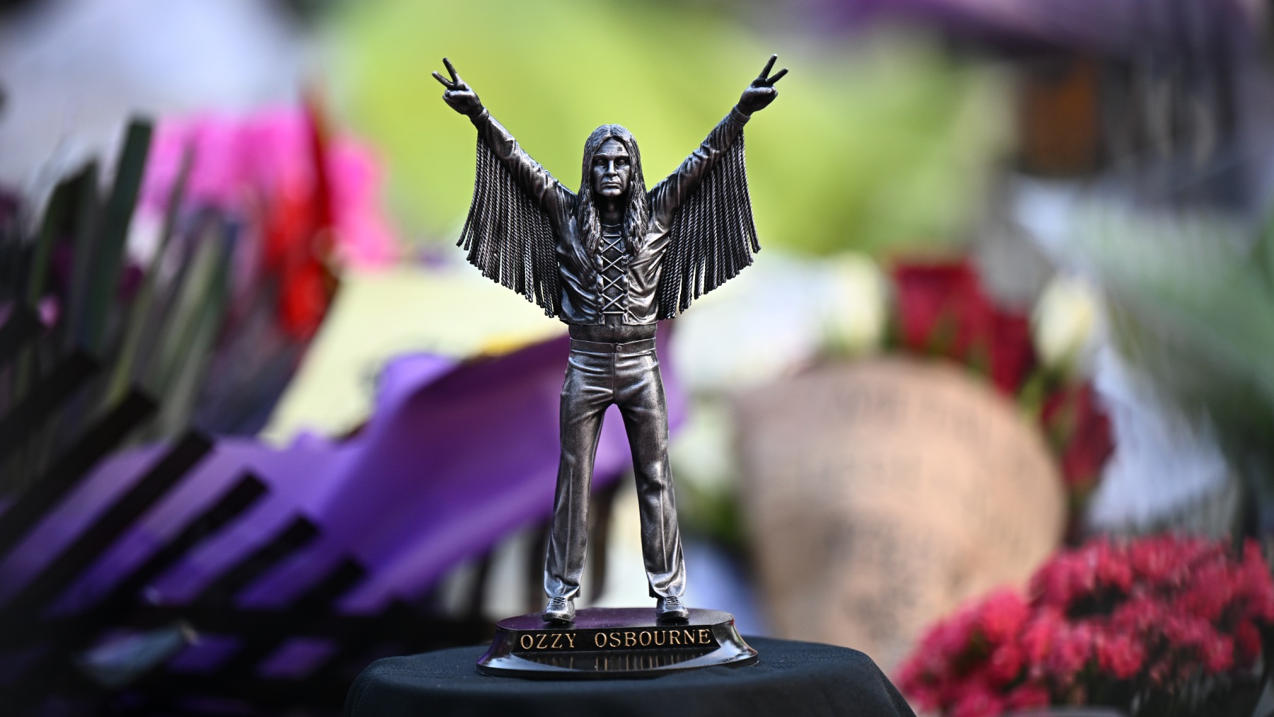 Смерть Оззи Осборна, турне Radiohead и ИИ-Снегурочка: музыкальные итоги 2025 года