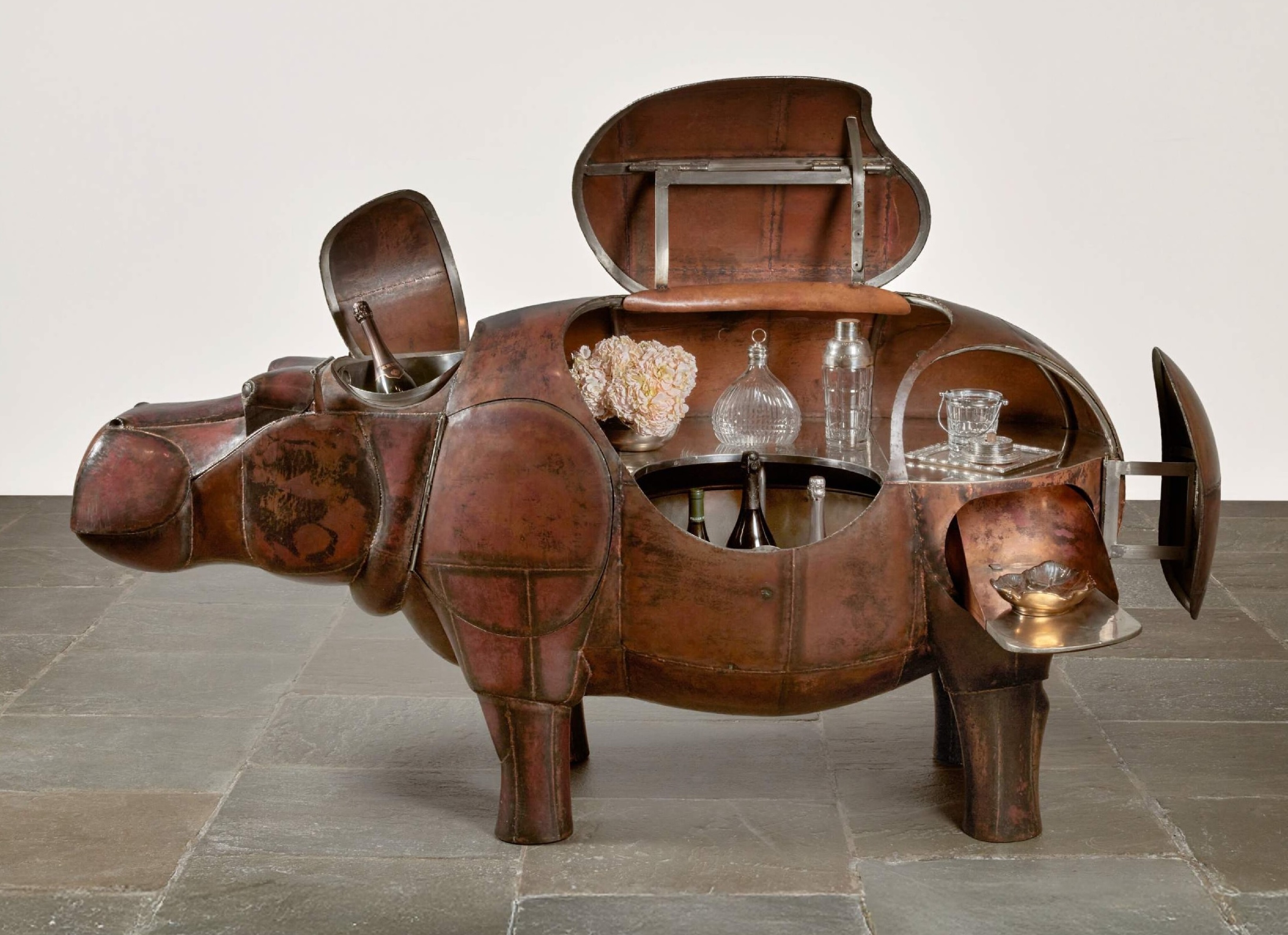 Скульптура-бар Гиппопотам за $31,4 млн и спор из-за скелета: новости арт-рынка