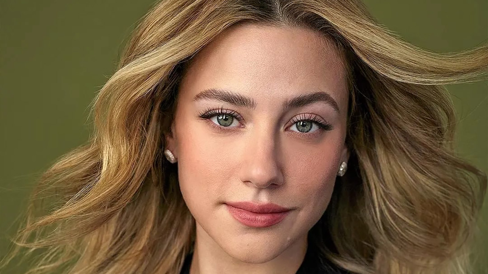 Сила TikTok: как звезда Ривердэйла Лили Рейнхарт зарабатывает на средствах от акне