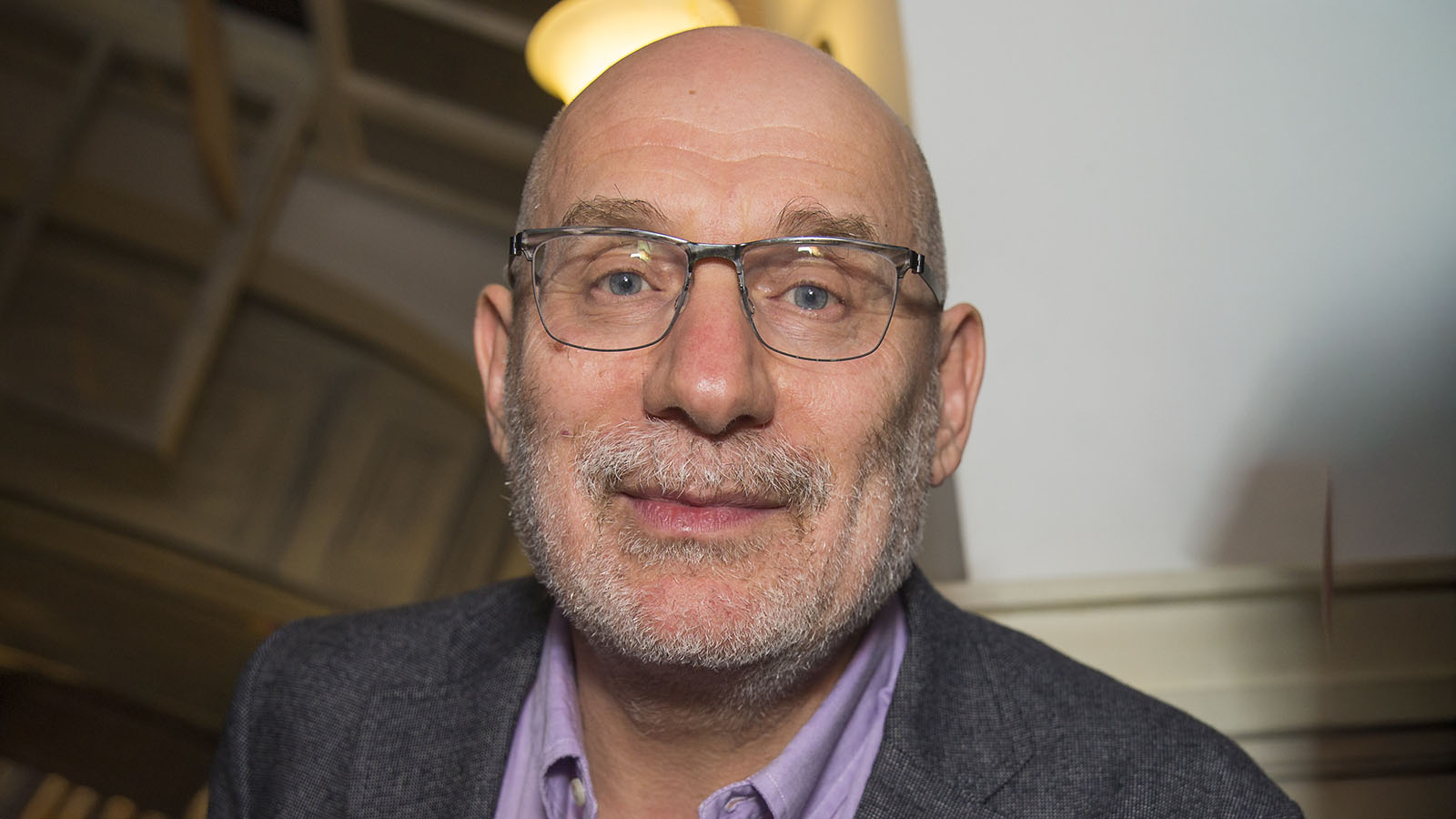 Суд добавил писателю Борису Акунину еще год колонии к заочному сроку