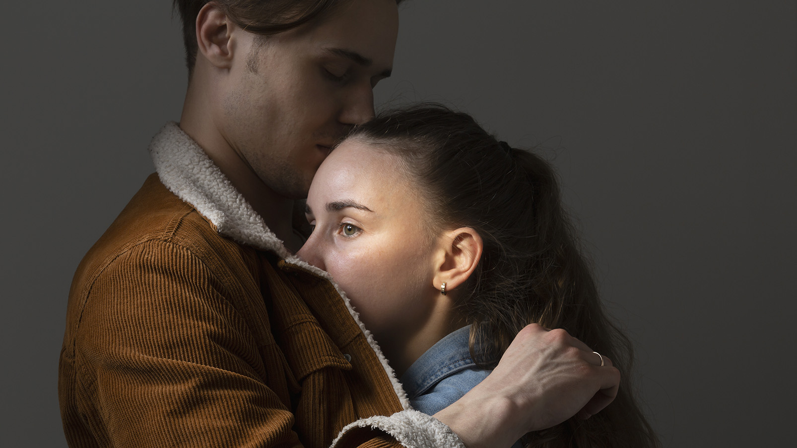 Редкие моменты счастья и постоянный абьюз: как возникает травматическая привязанность