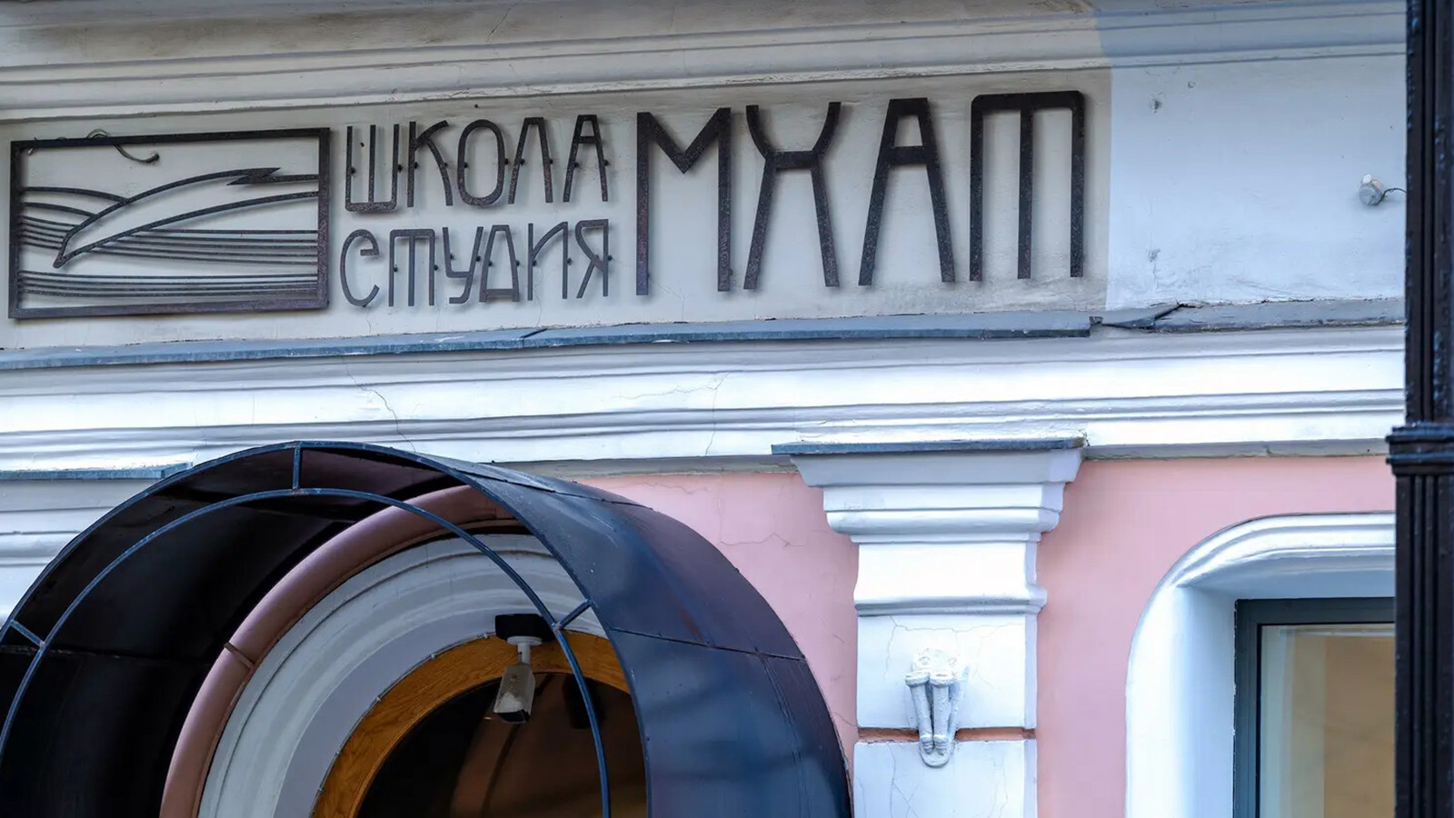 Выпускники Школы-студии МХАТ потребовали отменить назначение Богомолова и. о. ректора