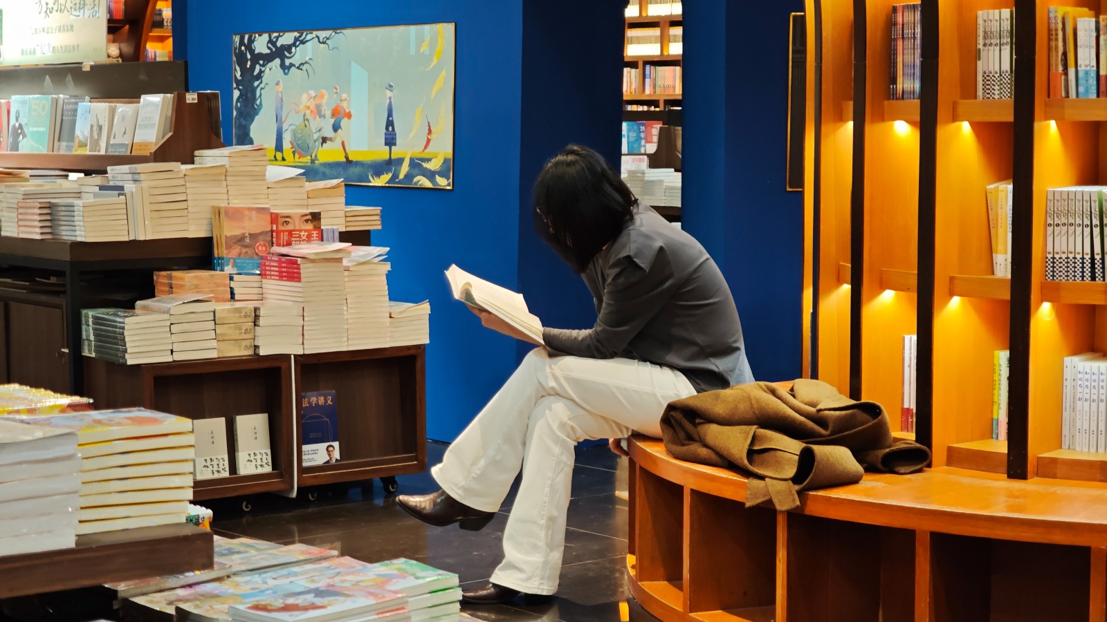 Детективы и побег от реальности: самые продаваемые художественные книги  2025