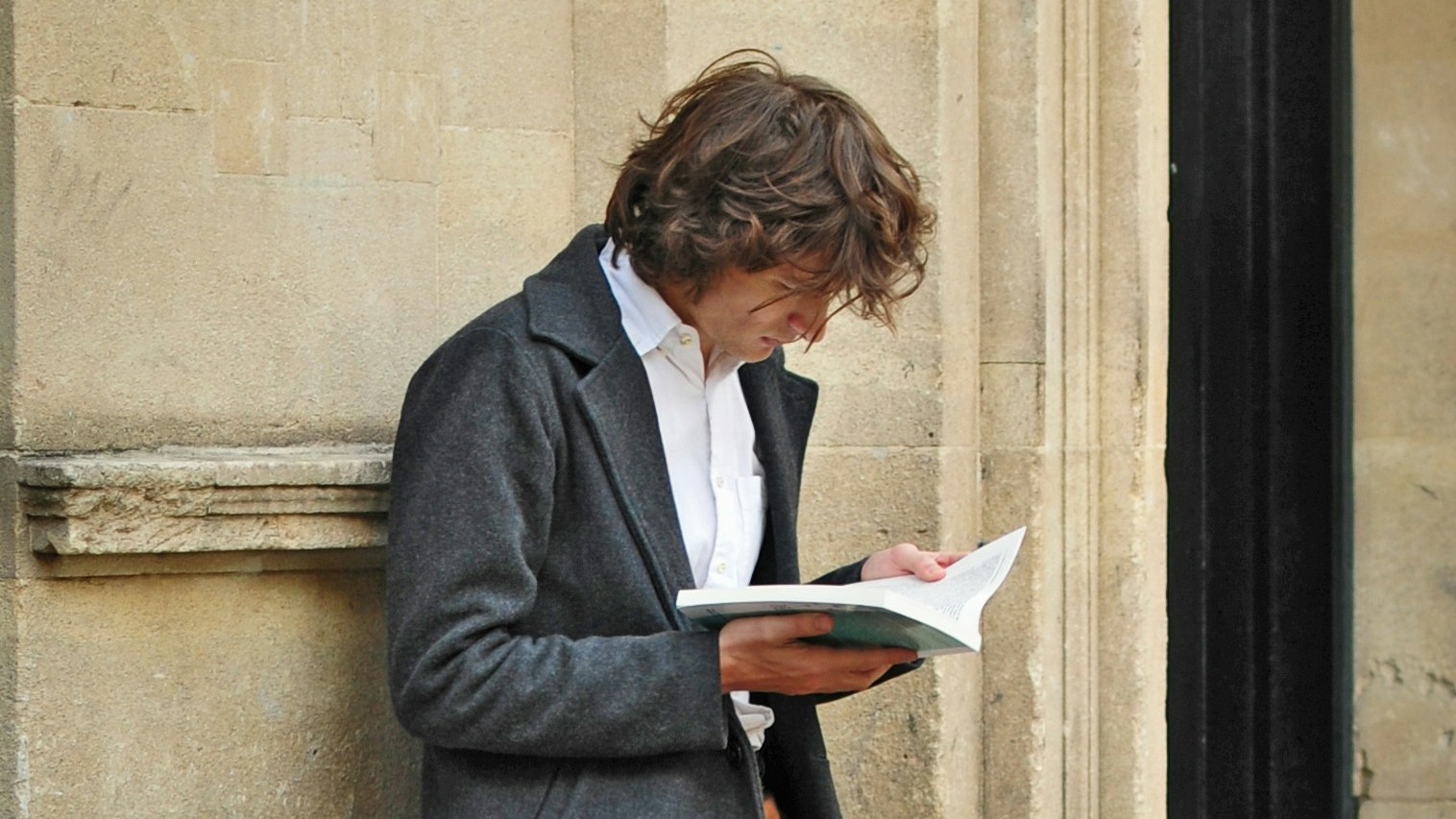 Эстетика рождает действие: что такое перформативное чтение и как мы выбираем книги