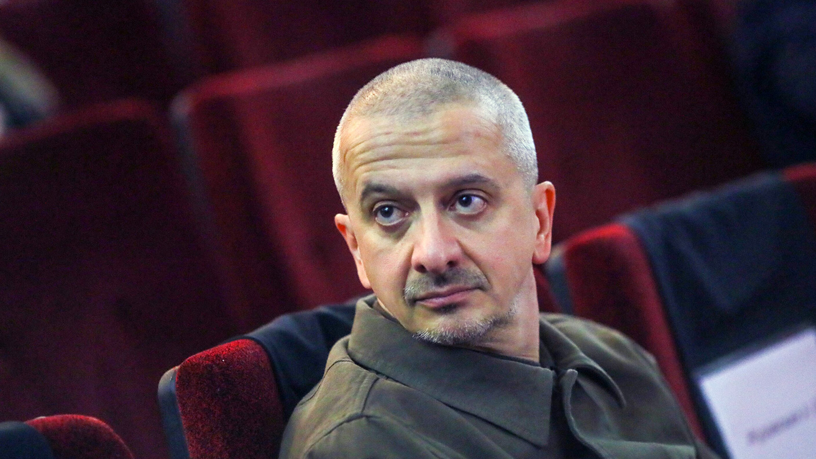 Богомолов отреагировал на письмо выпускников Школы-студии МХАТ репостом Софьи Эрнст