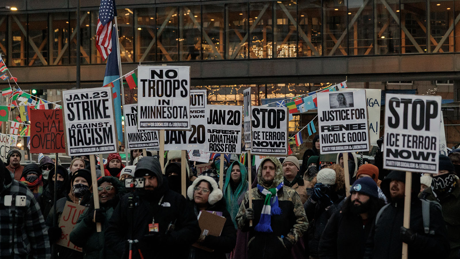 Лед и кровь: как стрельба в Миннесоте может вызвать новый шатдаун в США