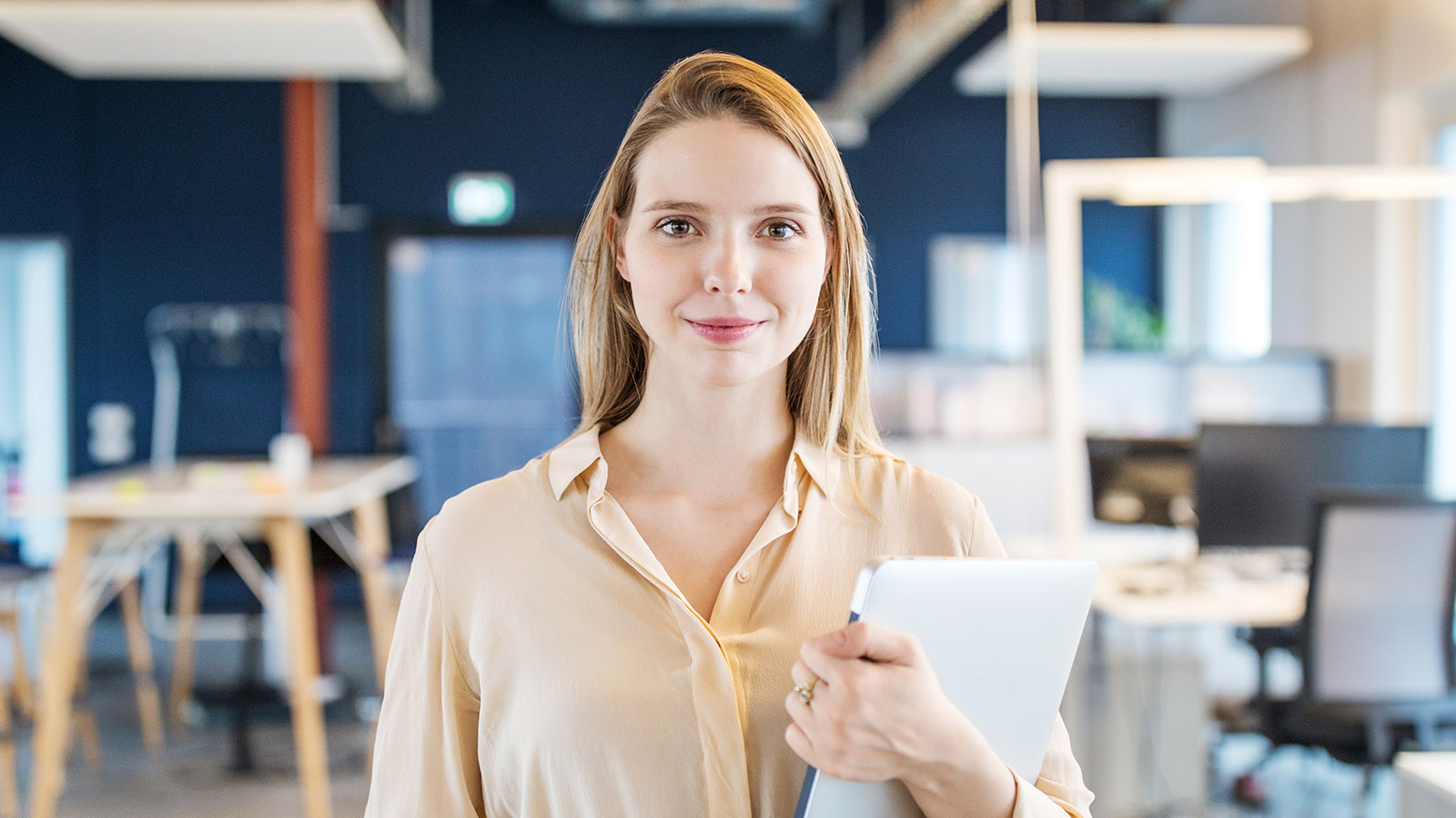 Зумеры вдвое реже миллениалов переживают о потере работы