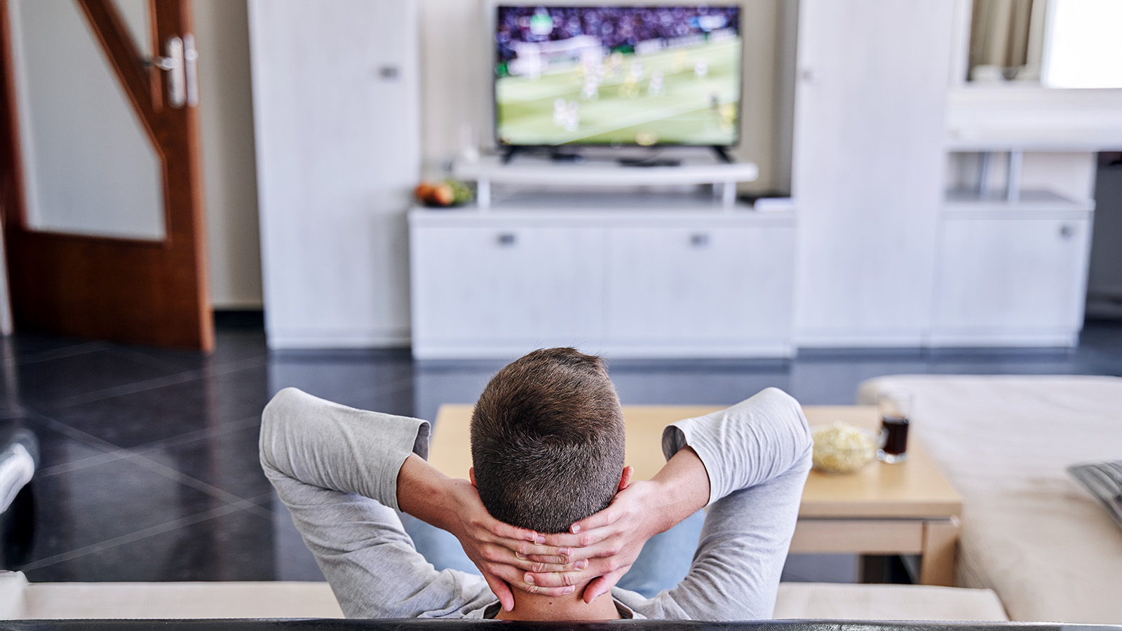 Футбол и биатлон в топе, КХЛ растет: что смотрели россияне в новогодние праздники