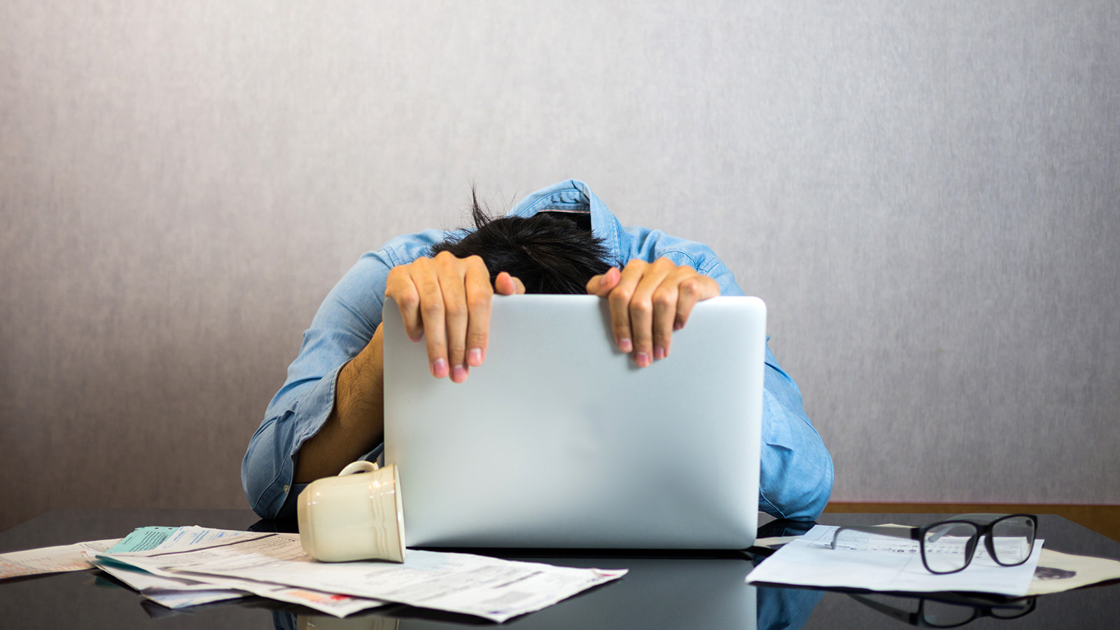 Держаться за работу любой ценой: что такое job hugging и как это мешает карьере