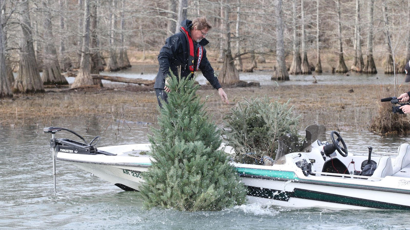 Рифы из елок: зачем в США, Канаде и Швеции топят в реках тысячи новогодних деревьев
