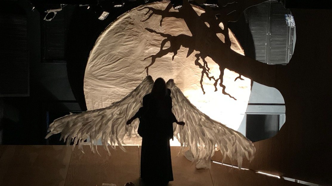 Балаган в темном царстве: как Мария Смольникова поставила спектакль по Грозе