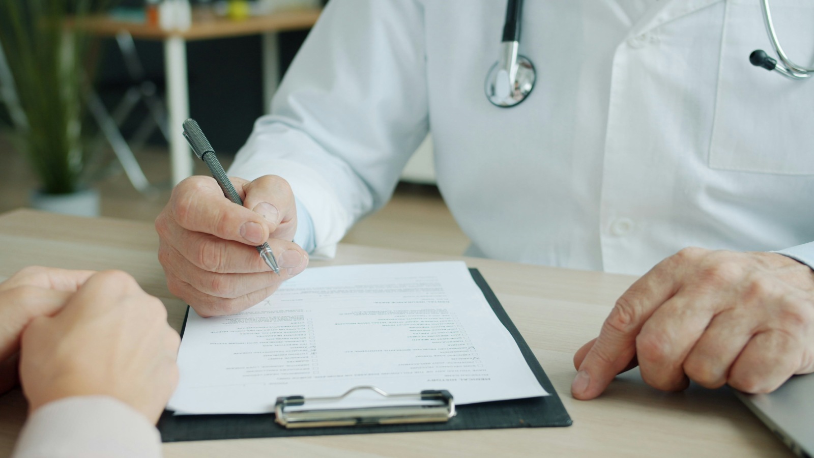 Мертвые души: почти 60% опрошенных врачей признались в приписках фиктивных услуг