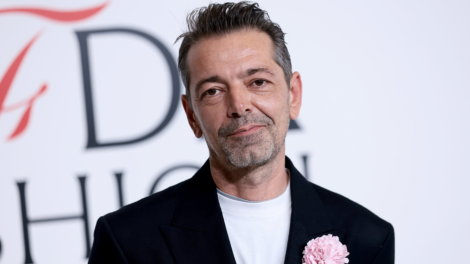 Новым креативным директором Versace стал дизайнер Питер Мюлье