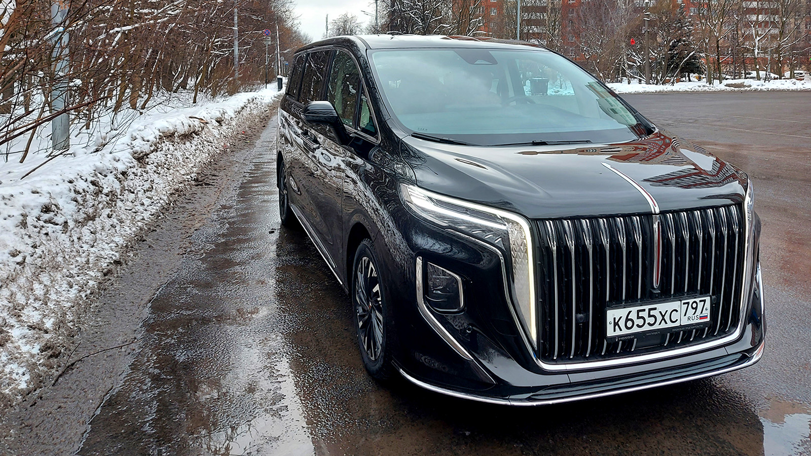 Тест-драйв Forbes: на минивэне Hongqi HQ9 к производителю обуви Котофей