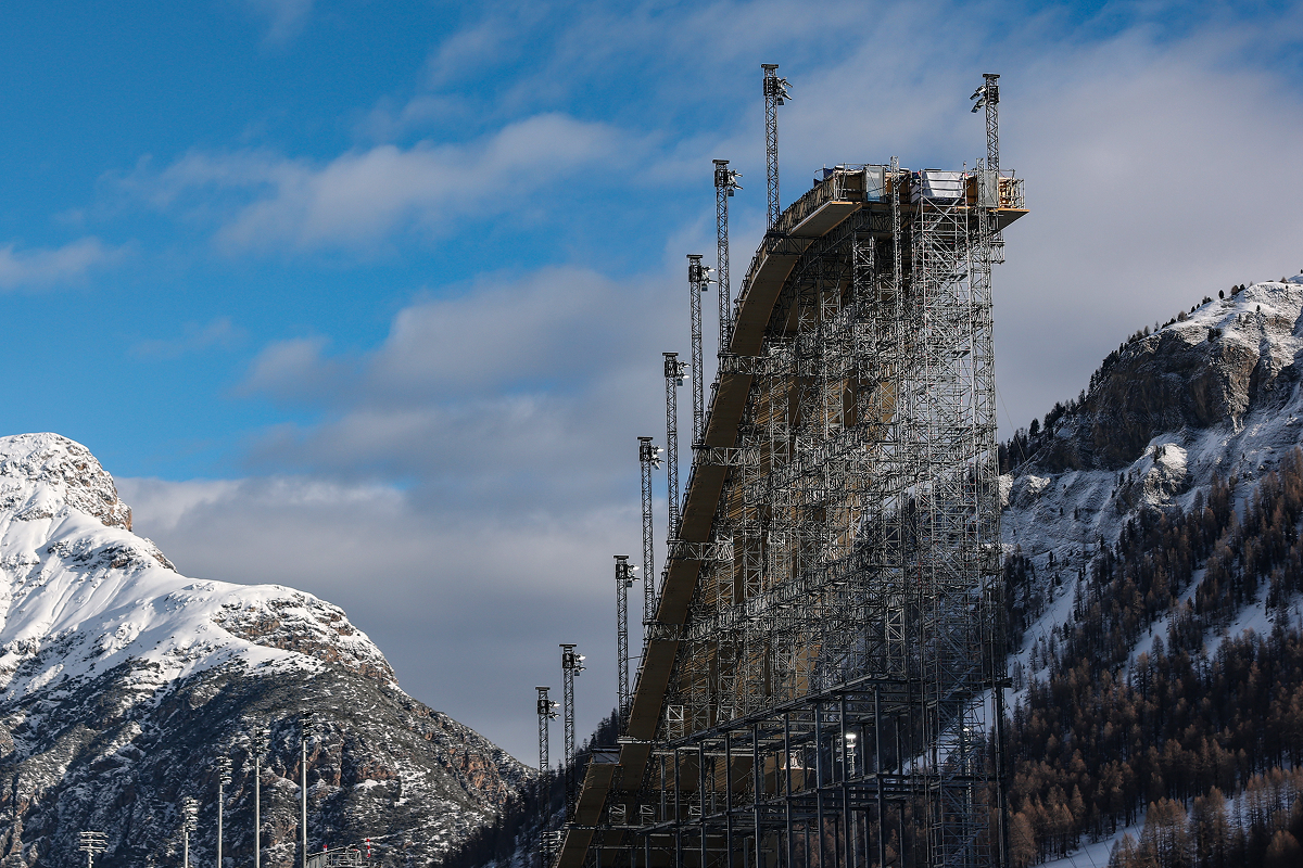 Задняя часть трамплина для биг-эйра в Снежном парке «Ливиньо»