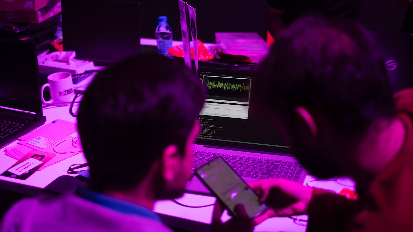 Друзья мои, ужасен их союз: хакерские группировки все чаще объединяются для кибератак