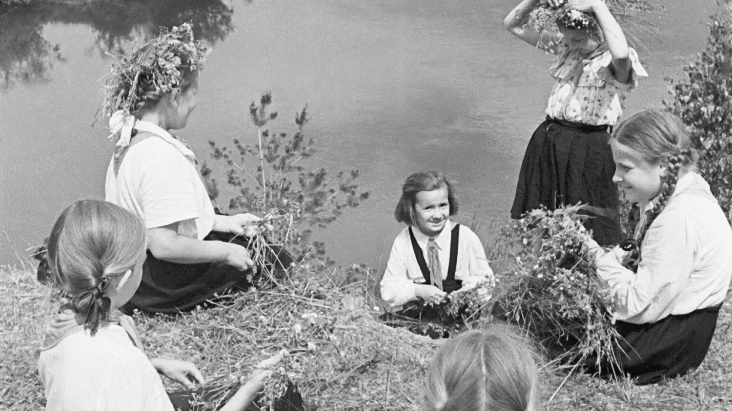 Все было стыдно, неудобно, неловко: как жили девочки-подростки в 1950-е