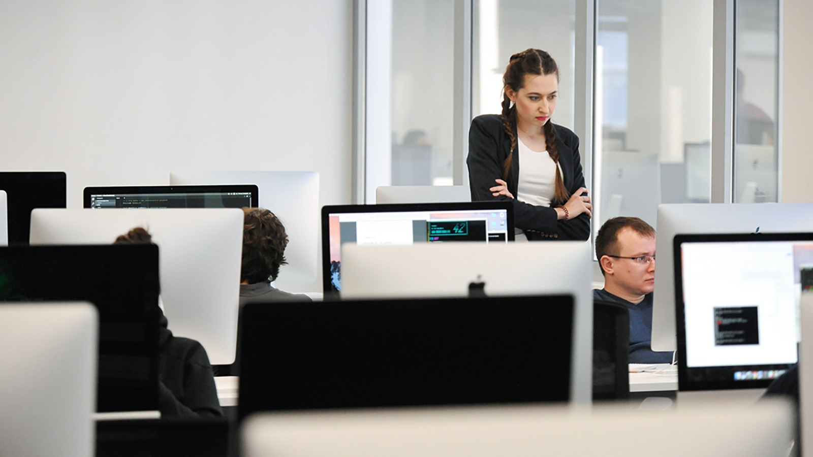 Разрыв в зарплатах между мужчинами и женщинами в России достиг почти 40 000 рублей