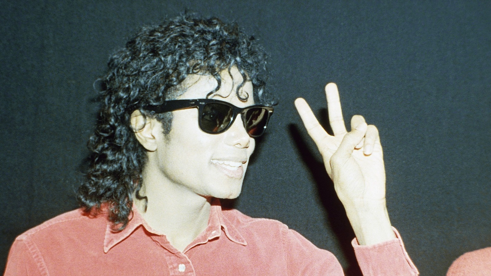 Из ленты о Майкле Джексоне убрали упоминания обвинений в растлении несовершеннолетних