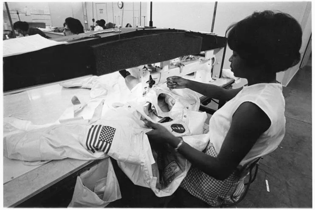 Мастерицы компании Playtex: шили скафандры для высадки на Луну