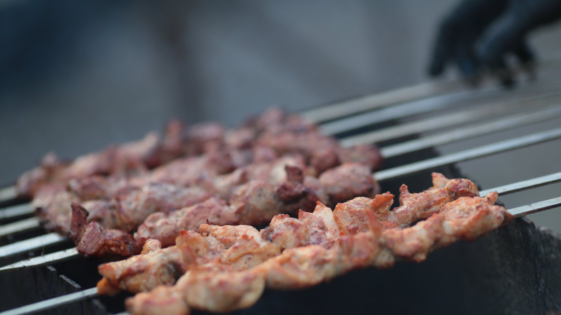 Вовремя подешевело: к сезону шашлыков цены на мясо замерли, но остаются высокими