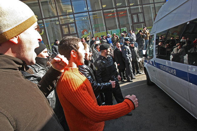Вкладчики МММ 2011 пришли к зданию Хамовнического суда, чтобы поддержать Сергея Мавроди 