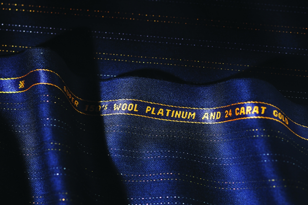 Ткань с золотыми в 24 карата и платиновыми нитями от Scabal в салонах тканей «ТИССУРА»
