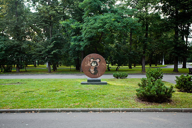 На территории Лужников более десятка памятных знаков и статуй