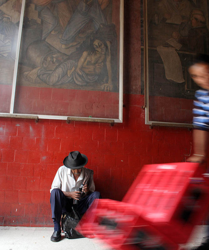 Стены рынка Абелардо Родригез в центре Мехико расписывали студенты Диего Риверы под его руководством