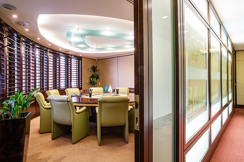 На 5-м этаже есть своя «зеленая переговорная», на этот раз с круглым столом, большой плазмой и интерком-системой конференц-коллов. Ценная деталь дизайна — деревянные жалюзи, обрамляющие пейзажный вид на Замоскворечье