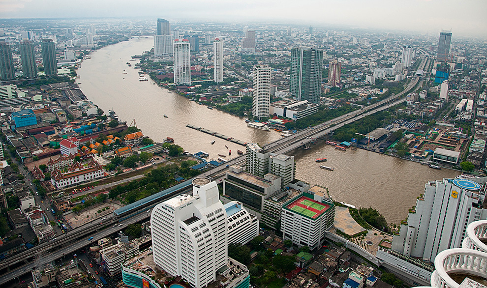 Буквально за 10 лет на берегах реки Чаупхрая в центре Бангкока выросли десятки новых современных зданий