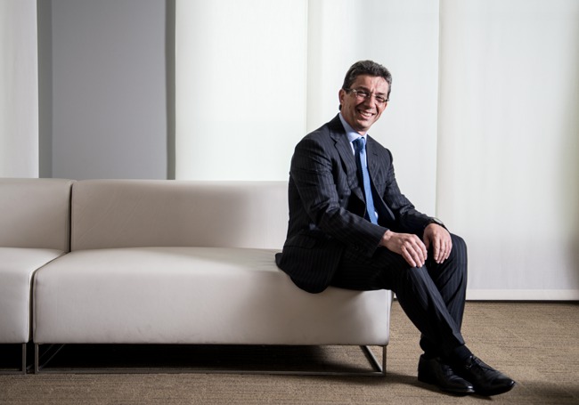 Андре Каланцопулос, генеральный директор PMI, примеряет на себя роль соотечественника Прометея