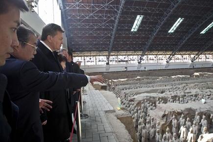 Пока Майдан не расходится, Виктор Янукович изучает терракотовую армию китайского императора Цинь Шихуанди