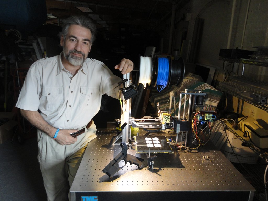 Активист проекта «Свободный штат» Билл Доменико и собранный им 3D-принтер