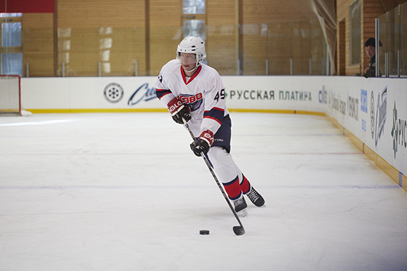 Дмитрий Босов, учредитель ХК «Сибирь» (Новосибирск), построил хоккейную коробку на своем участке на Рублевке