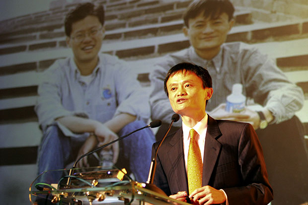 Джек Ма никогда не уставал подчеркивать важность фигуры Джерри Янга для Alibaba. На фото -- момент объявления Ма новости об инвестировании Yahoo $1 млрд в Alibaba, 2005 год; на заднем плане -- фотография Янга и Ма, когда будущий основатель Alibaba выступал гидом для американского гостя по Великой китайской стене