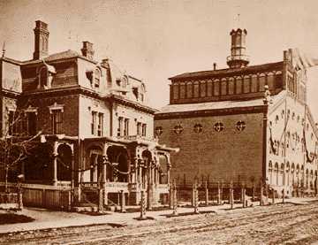 Первая пивоварня была построена прямо по соседству с домом семьи Стро в одном из районов Детройта, фотография 1864 года