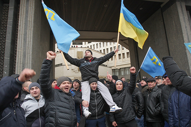 Крымские татары на митинге в Симферополе 26 февраля