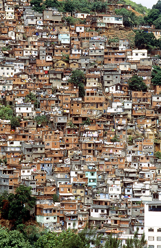 Фавелы в Рио соседствуют с дорогими районами, но лучше наблюдать их издалека: например с моста через залив