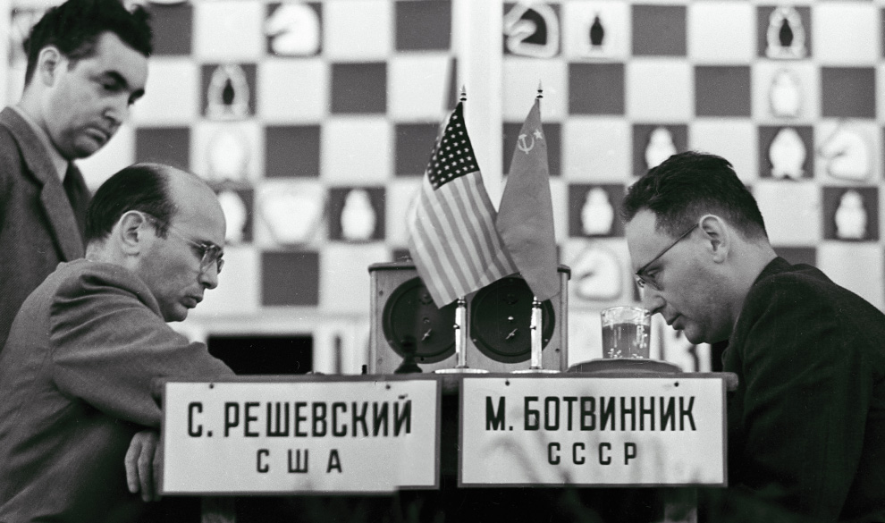 Советский гроссмейстер Михаил Ботвинник (справа) и американский шахматист Сэмюэль Решевский на Шахматном матче СССР – США.