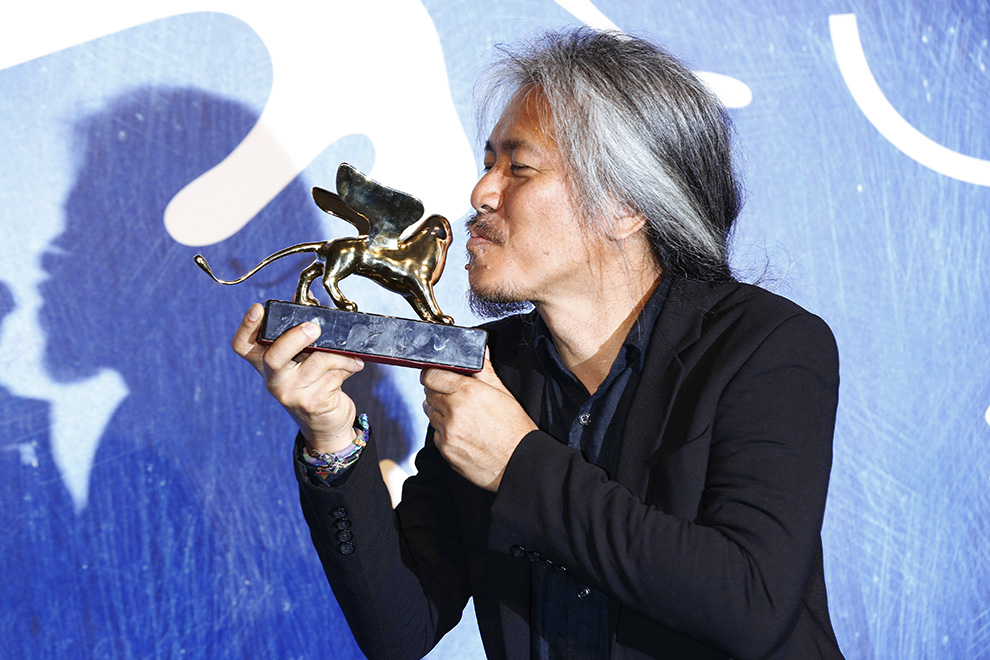 Филиппинский кинорежиссёр, сценарист, кинопродюсер Лав Диас на церемонии награждения 73-го Венецианского кинофестиваля