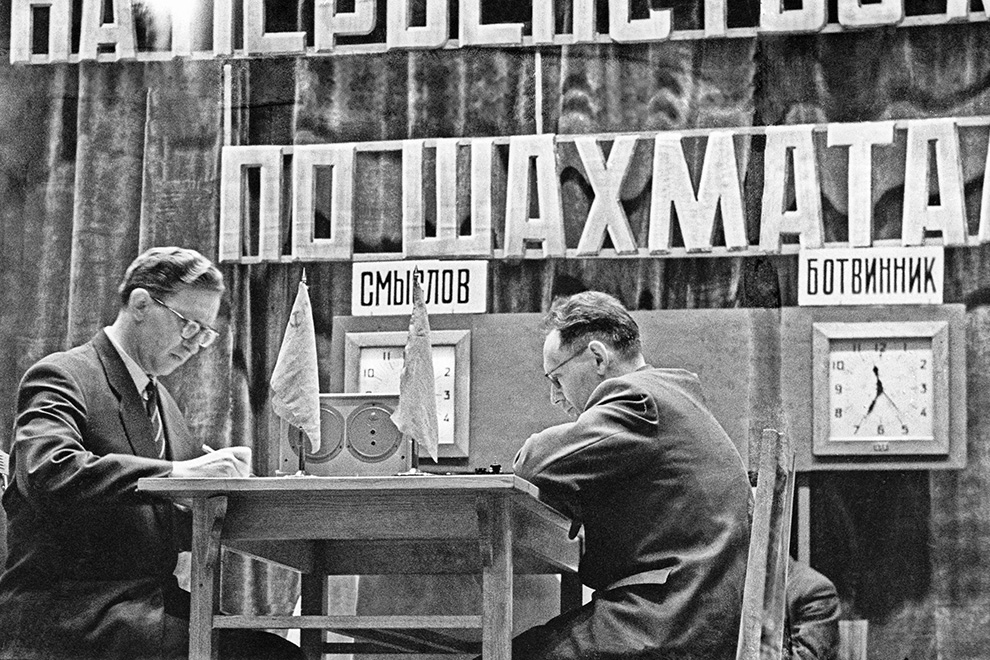 В игре советские гроссмейстеры Василий Смыслов (слева) и Михаил Ботвинник