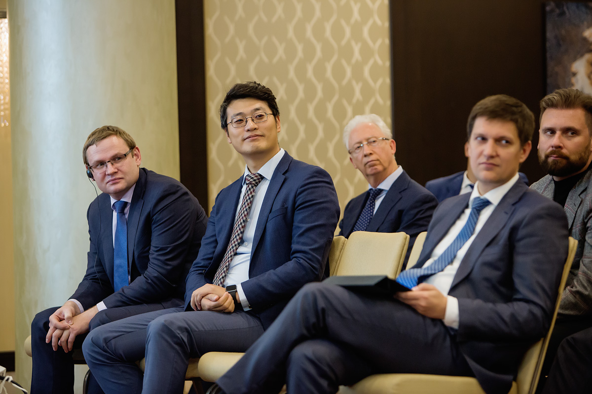 Юрий Лахин, Министерство транспорта РФ (справа), Ван Чэнь, Huawei, Олег Вьюгин, МДМ Банк