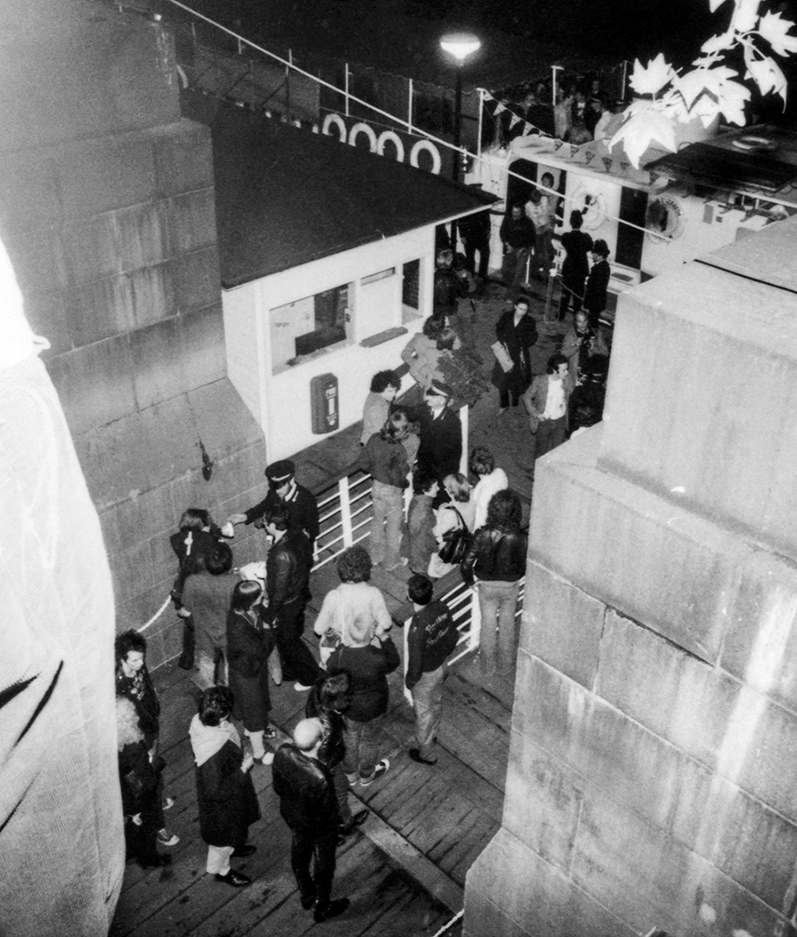 7 июня 1977 года. Полиция выводит с корабля «Королева Елизаветта» группу Sex Pistols и гостей устроенной вечеринки