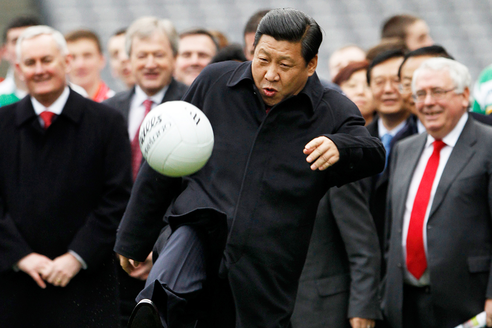 Руководитель Китая Си Цзиньпин очень любит футбол и находит время для него во всех поездках: на фото он чеканит мяч на стадионе «Кроук Парк» в Дублине