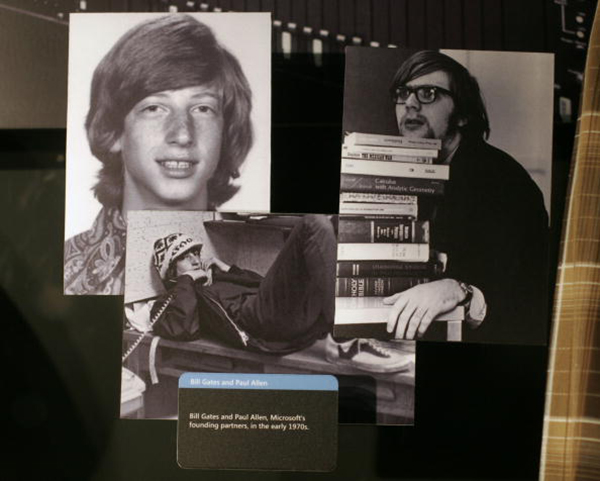 Фотографии начала 1970-х Билла Гейтса и Пола Аллена на выставке Microsoft Visitor Center.