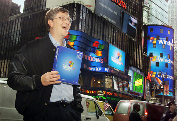 Билл Гейтс на Таймс-сквер c новой операционной системой Windows XP в руках.