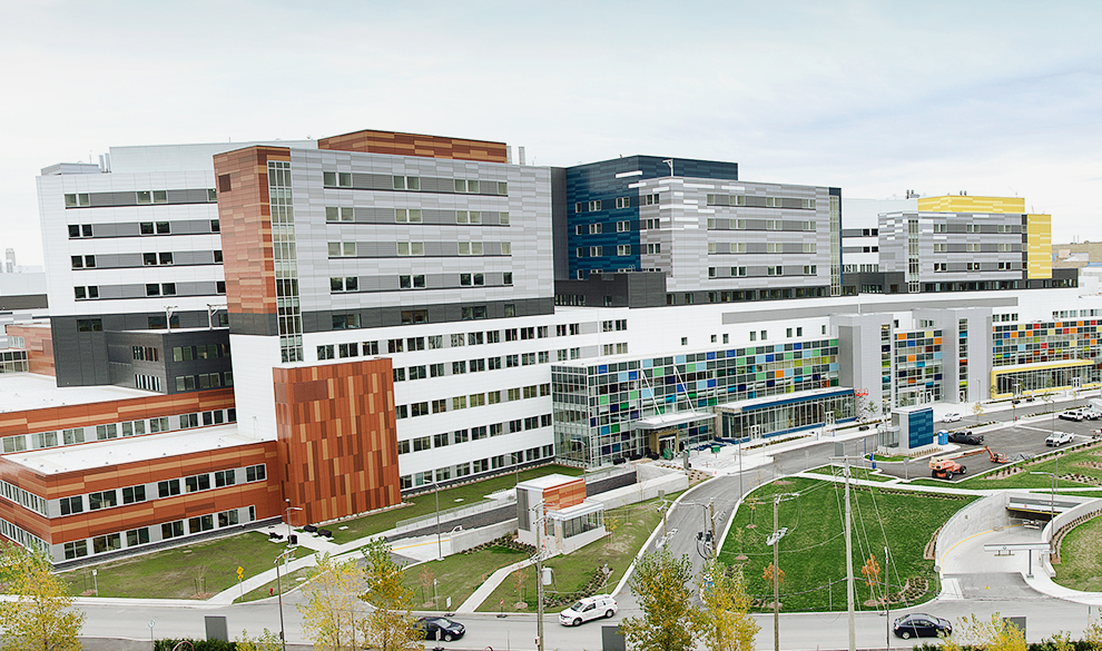 Медицинский центр Университета Макгилла имеет 2859 парковочных мест для автомобилей и 333 - для велосипедов