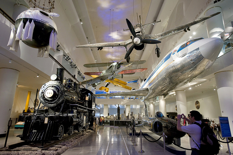 В музее науки и промышленности в  Чикаго более 2000 постоянных выставок.