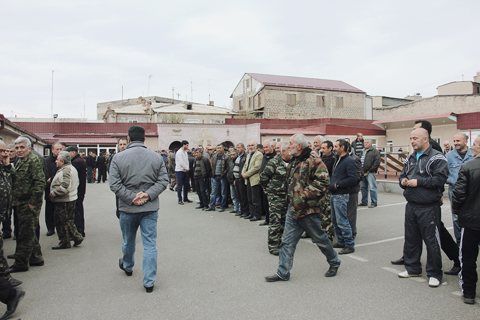 Добровольцы собрались перед центром «Еркрапа» в Ереване 